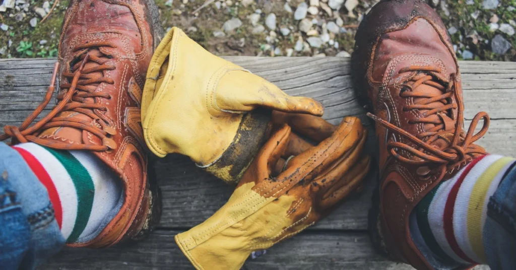 Wear-Resistant Gloves between shoes