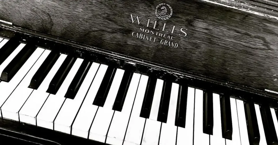 black willis piano